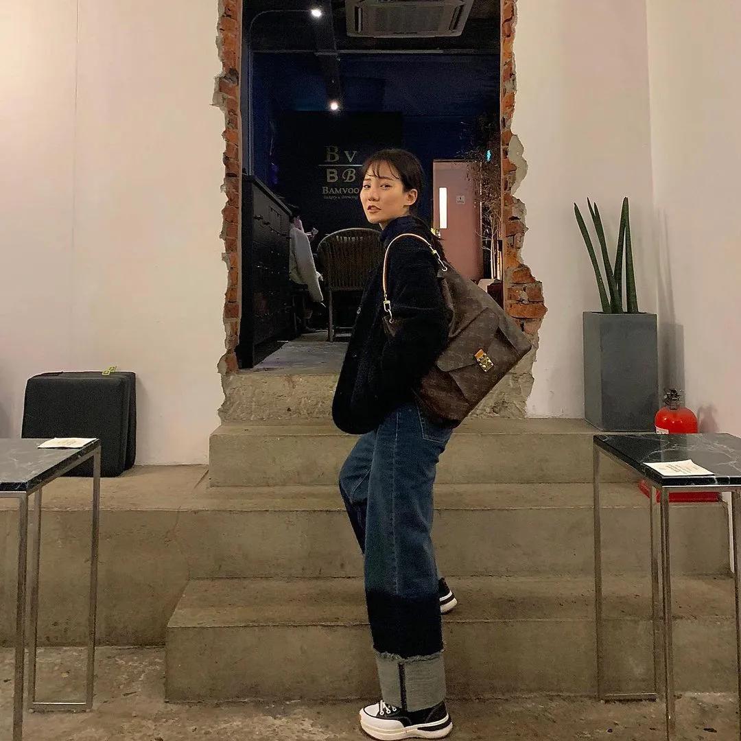 为什么韩国人总能把丑鞋穿成爆款，拍照技巧发色妆容，配饰少不了