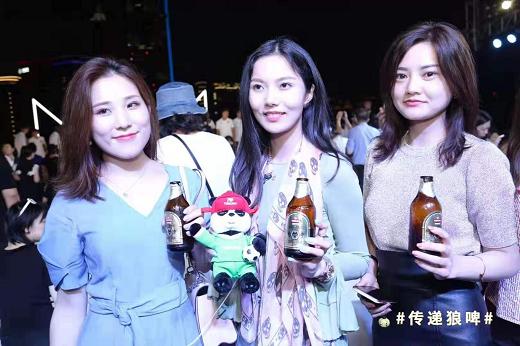 青岛啤酒携手英超狼队畅享欢聚与“狼”共舞玩转足球与时尚