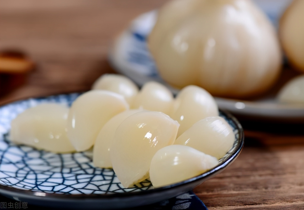 自制糖蒜的正确腌制方法,糖蒜这样做酸脆可口密封十天可吃