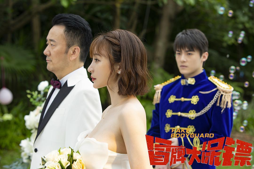 柳岩穿吊带衫,柳岩白色吊带衫