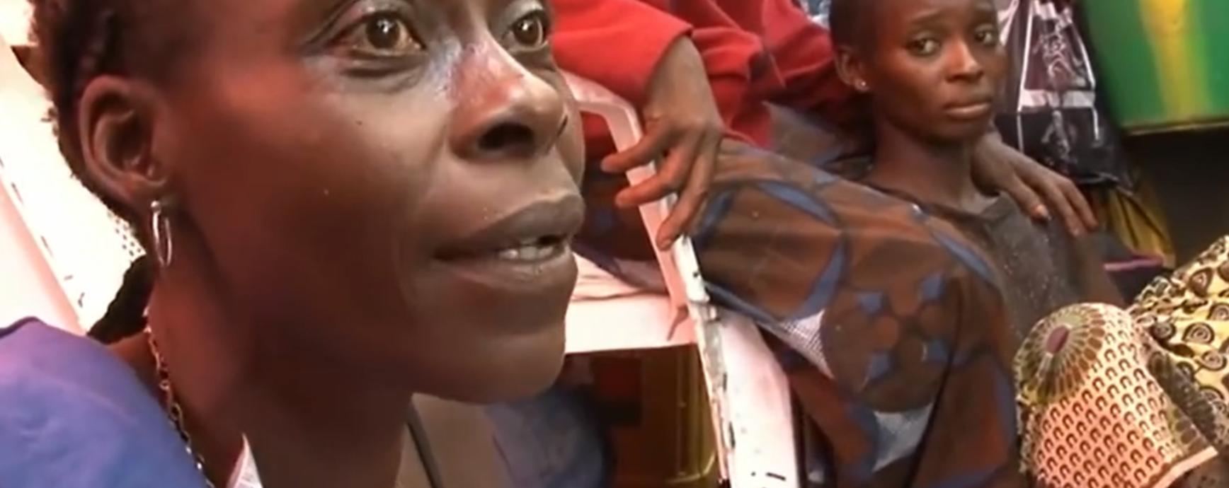 非洲货船严重超载，1700人挤在上面没有厕所，晚上开船用手电照明