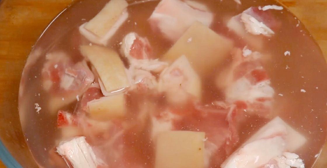 羊肉要怎样洗才没膻味又好吃,焯水羊肉的正确方法