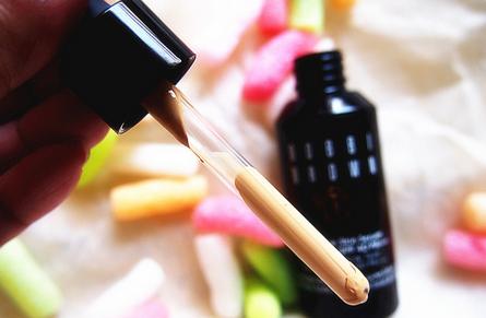 用哪种粉底液可以让肌肤变得自然光滑，同时又有素颜的质感呢?