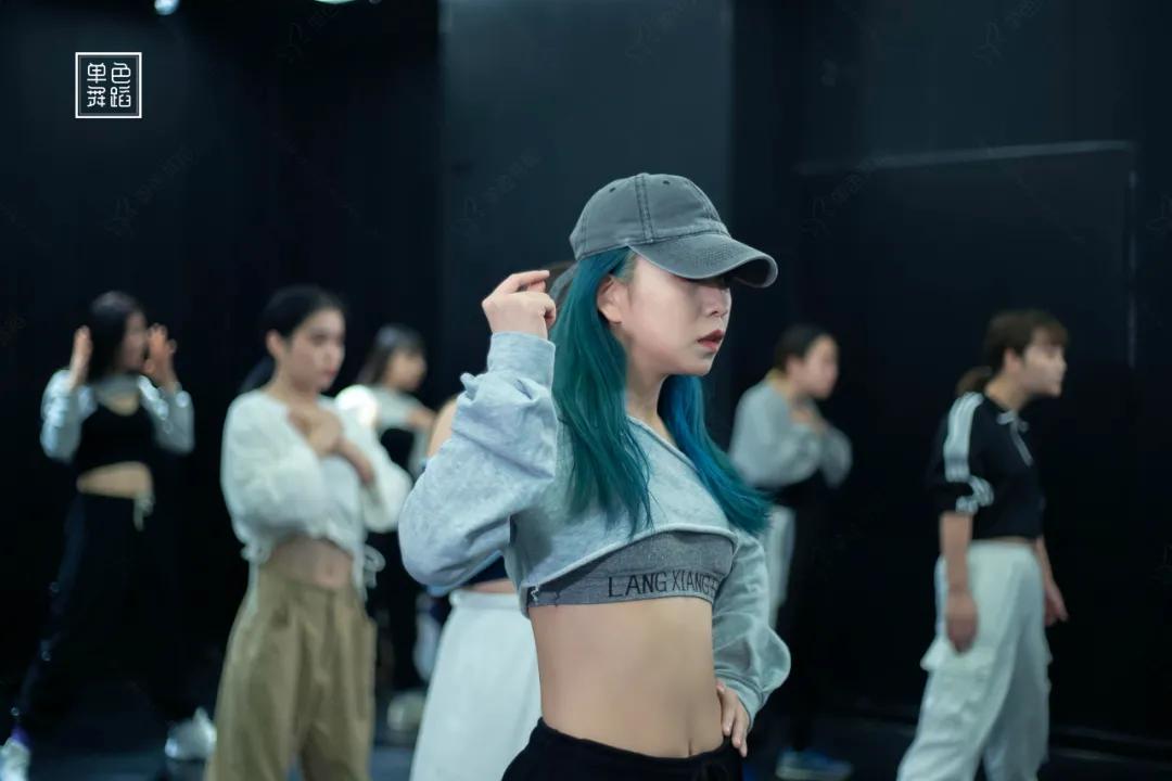 跳舞左右甩头发怎么练,跳舞甩头发慢动作教程