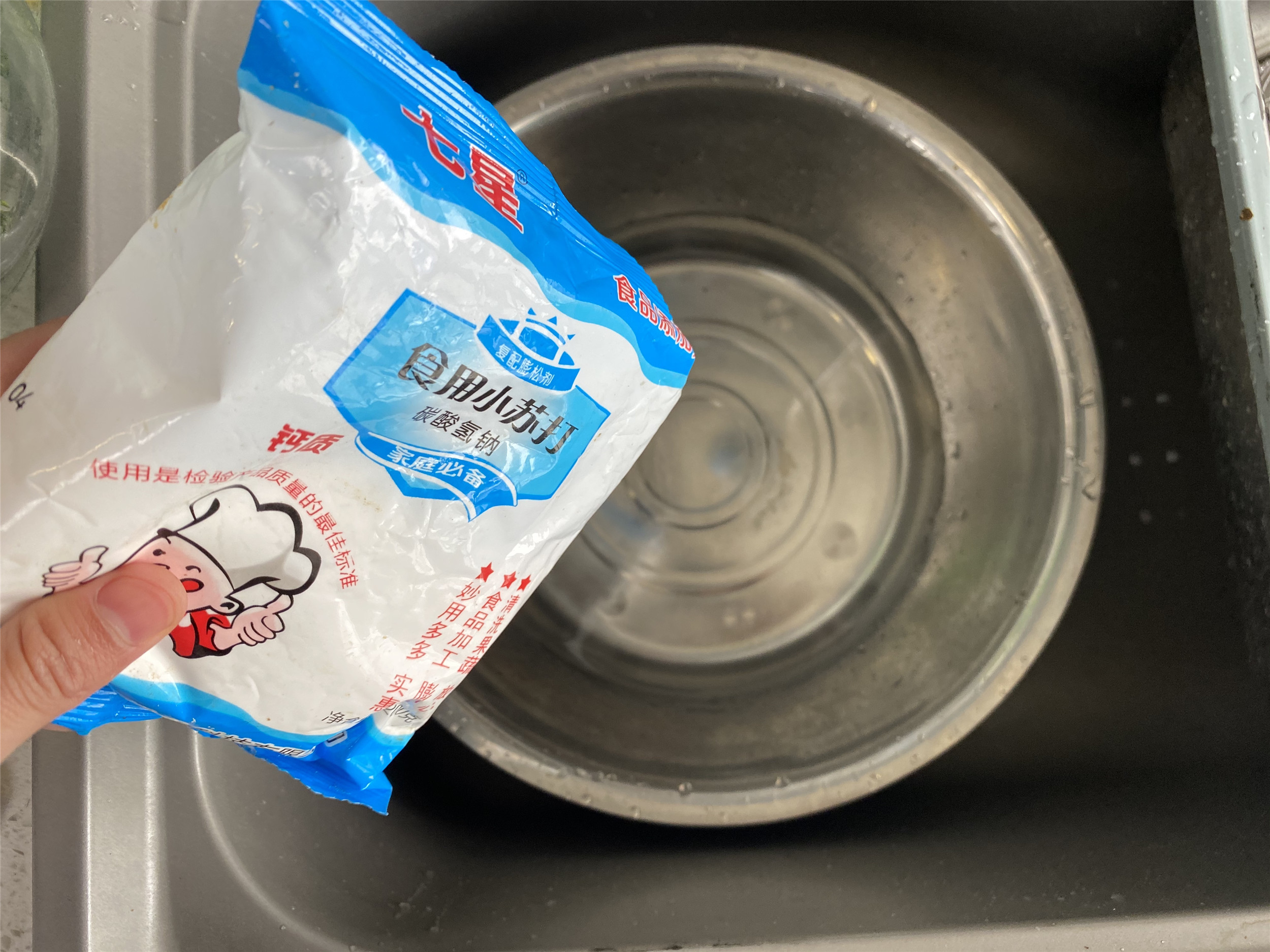 西兰花有灰尘怎么洗干净,西兰花用热水煮能把虫卵煮出来吗