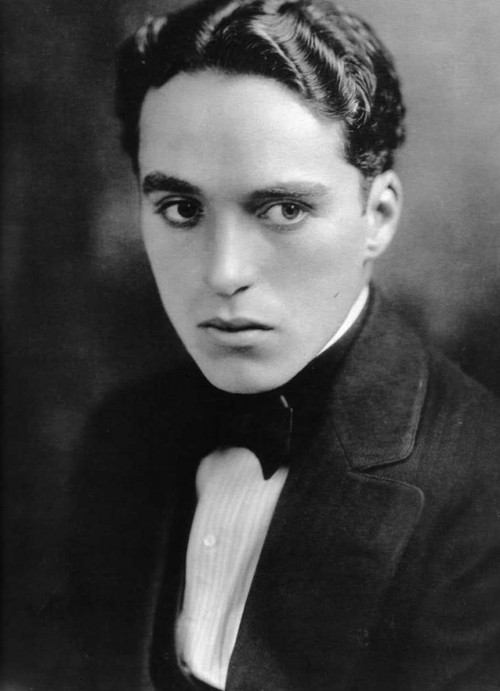 他5岁登台表演，12岁丧父13岁流浪街头，1个跌跤迎来喜剧人生