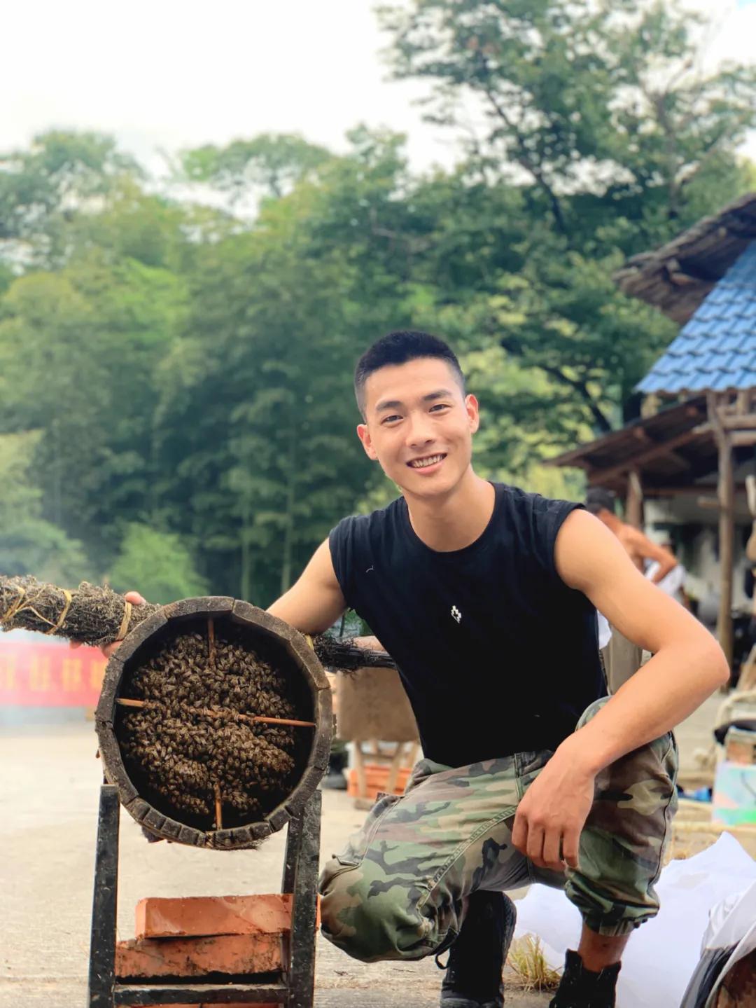 90后消防员退伍卖蜂蜜,消防员小伙回乡创业直播卖蜂糖