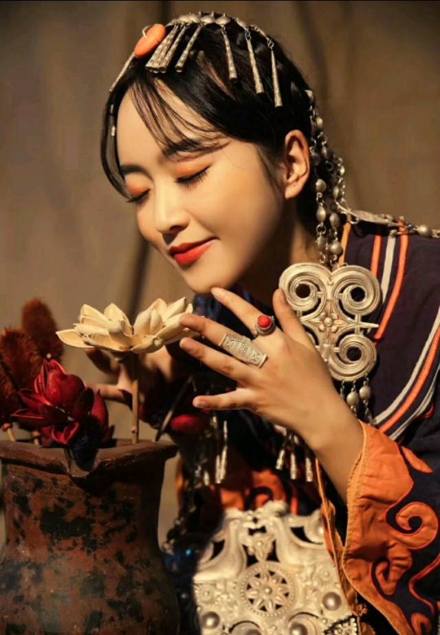 彝族服装和少数民族服装的区别,彝族服饰真太惊艳了
