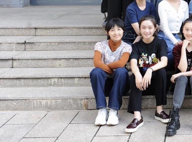 张子枫和孙俪妹妹成同学，代言运动品牌，白色羽绒衣秀冬季时尚