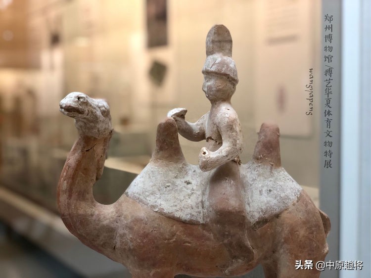 中国古代踢足球,原来古代是这样踢足球的