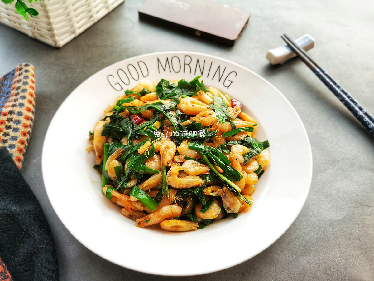 春天的紫根韭菜好吃不贵，和小虾炒一炒，比带鱼鲜，老爸的下酒菜