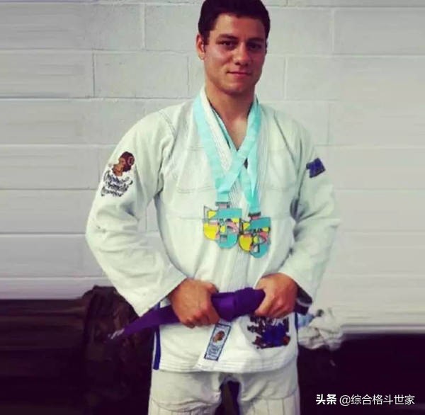 巴西柔术的段位系统白带和蓝带和紫带和棕带和黑带