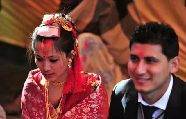 尼泊尔五个兄弟娶一个媳妇儿,尼泊尔一妻多夫制的家庭孩子归属