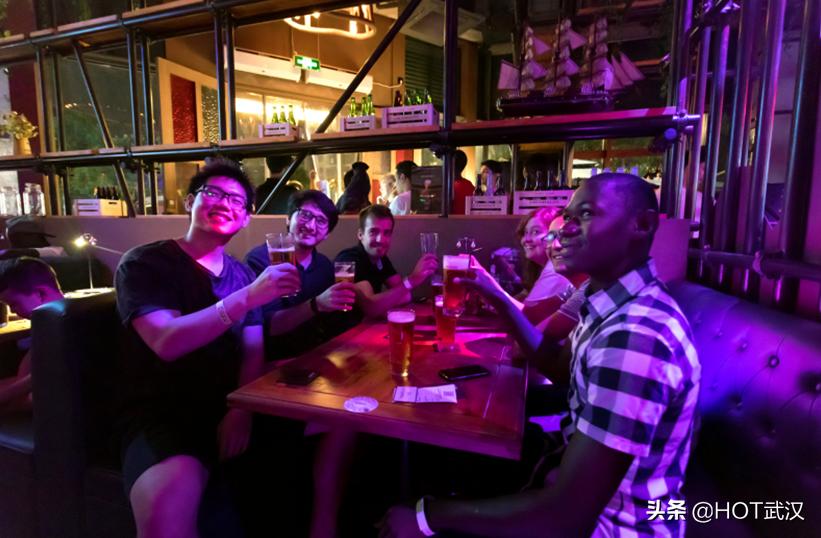 全国首家宝马MINI跨界西餐酒吧光谷开业，真的好吃