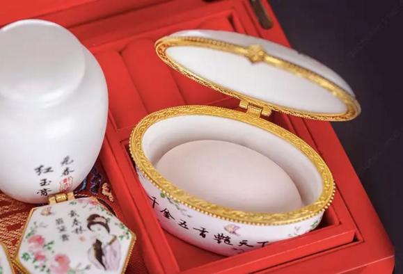 抗皱第一名国货热门化妆品排行榜 (国产都有哪些好用的化妆品)