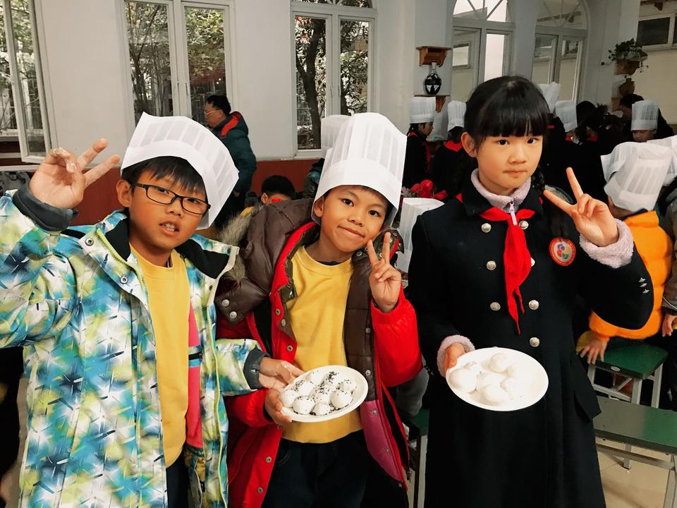 再续蓉港情谊 香港师生到访花园(国际)小学体验水墨花鸟