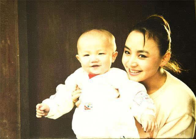 2010年宋丹丹前夫“人肉”背63万美金赴美，为何惹洗钱官司？