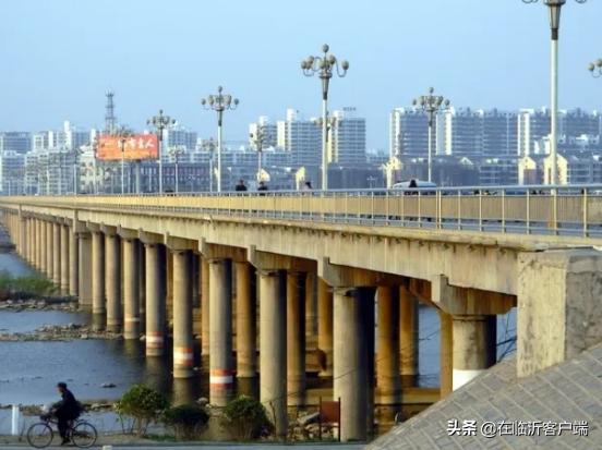 一桥飞架南北天堑变通途出自哪里,一桥飞架南北天堑变通途视频