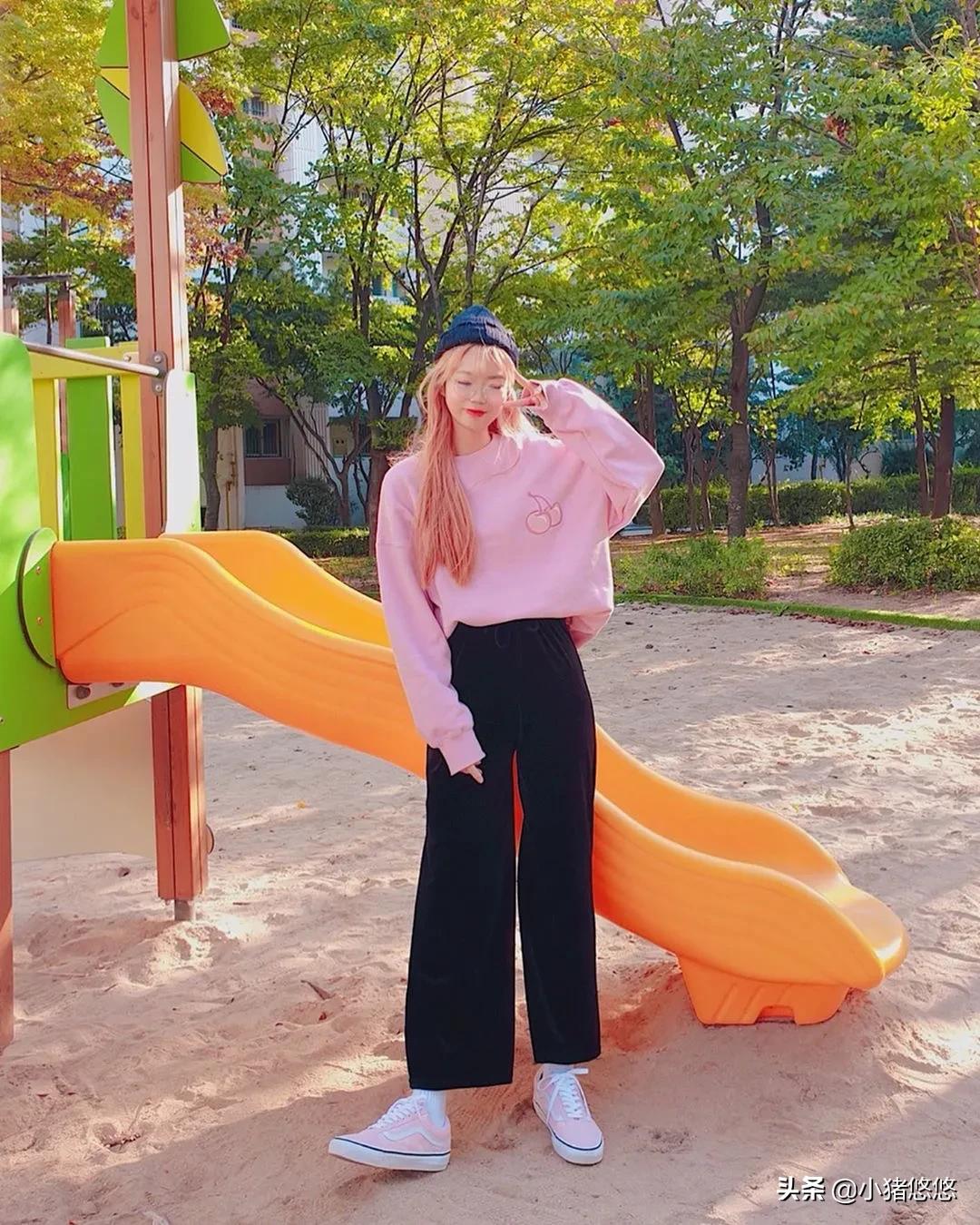 连帽卫衣白色帆布鞋高级穿搭,绿色卫衣配帆布鞋还是老爹鞋