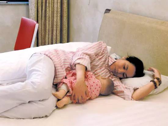 母乳有奶孩子吸不出来怎么办,宝宝第一次不吸母乳怎么办