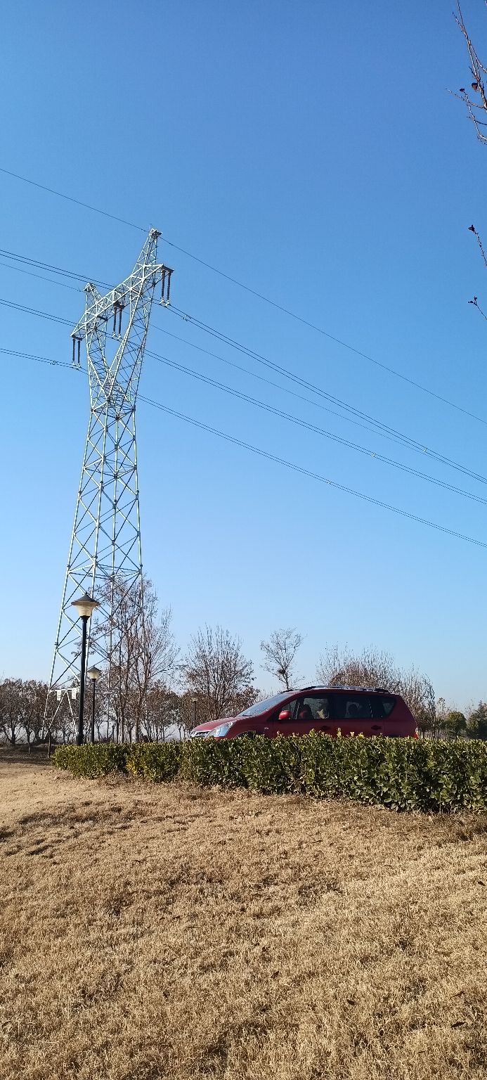 冬天的微锻炼，无意间找到一处篮球和足球场，非周末无人！来