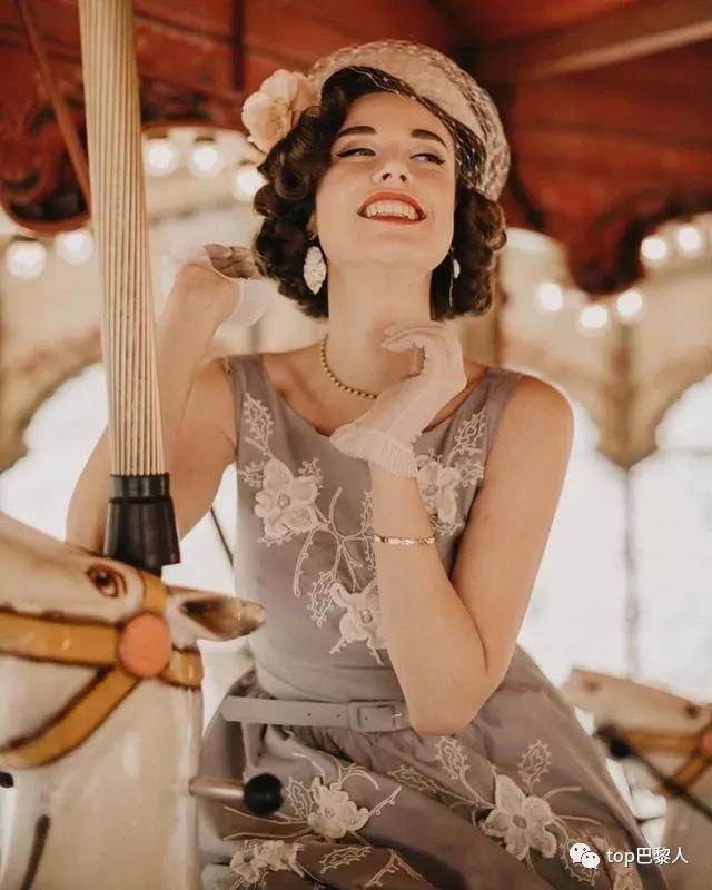 E*杯罩**,小蛮腰,复古装,这个法国小姑娘引发了一阵舔屏狂潮!