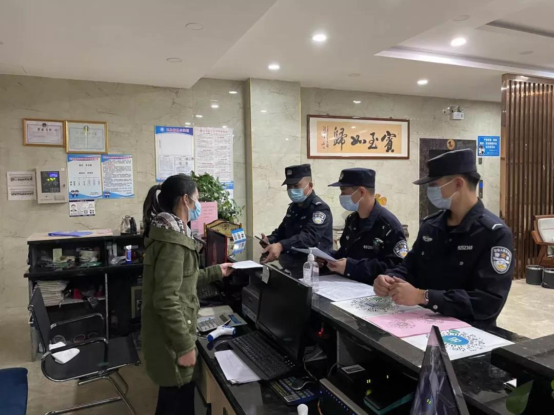 凌晨出动开展夜查行动,警方星夜清查风暴