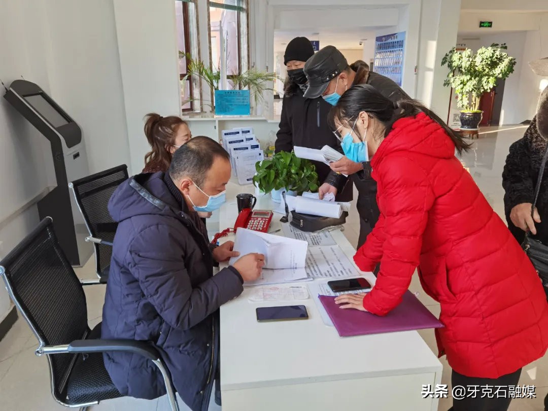 减证便民让群众少跑腿 (简政便民再出新举措)