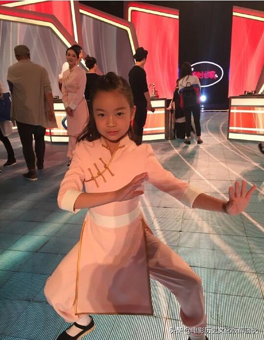 黄健翔经典解说他不是一个人,他不是一个人在战斗黄健翔语录