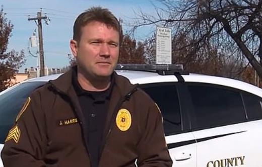 不系安全带拐弯飞出,小孩子坐车不系安全带被甩出车外