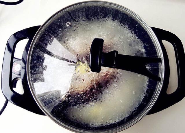 怎么样才能把鱼汤炖成奶白色,鱼汤怎么熬才是奶白色好喝视频