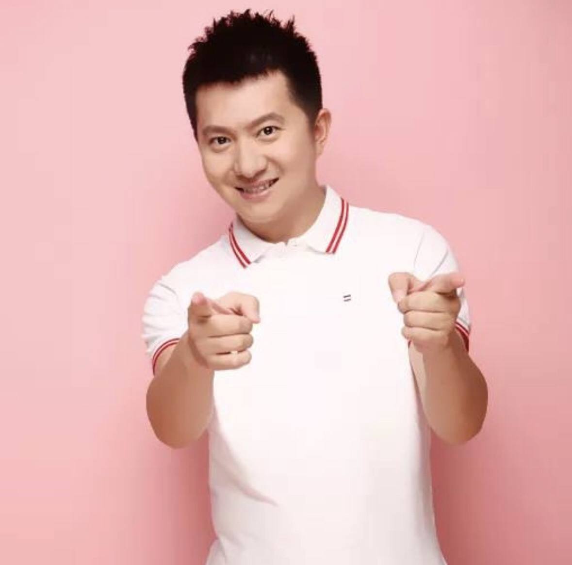 高龄生子、嫁神秘富商、退休成网红，“童年回忆”们变样了吗？