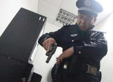 警察一旦弄丢枪支,会受到多么严重的处罚?后果让人难以承受