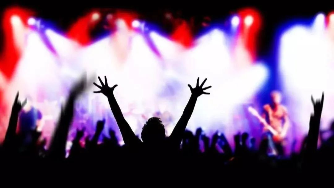 为挣快钱，她盯上了追星族......