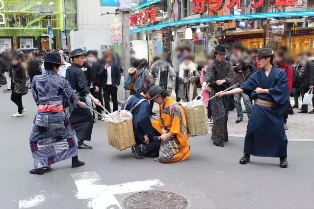 日本街头捡垃圾,日本人街头捡垃圾