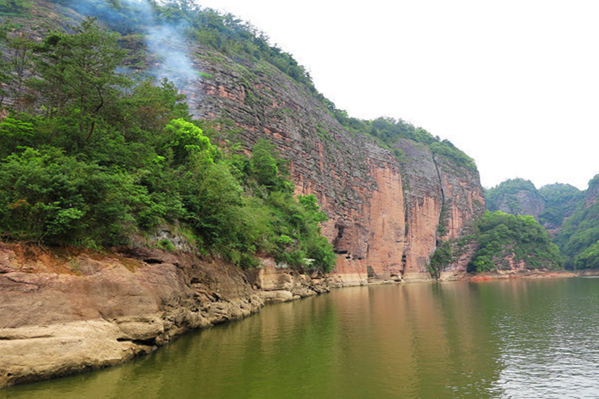 福建一座半山腰建有寺庙,福建荒废古寺庙