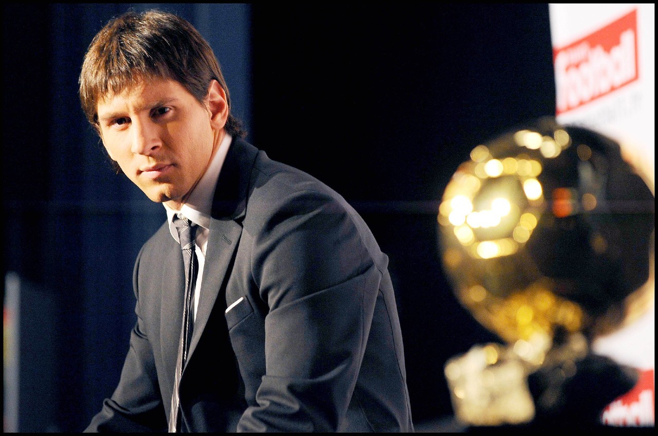 梅西金球奖稳了？多方证实已拍定妆照+确定出席典礼，C罗或拒出席