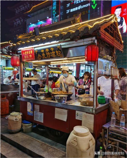 开封小吃街炒凉粉,开封鼓楼小吃夜市