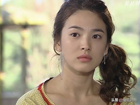 宋慧乔宋仲基最新照,宋慧乔离婚后化烟熏妆气场强大