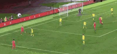 足球精彩突破集锦gif,国足vs越南把自己晃倒gif