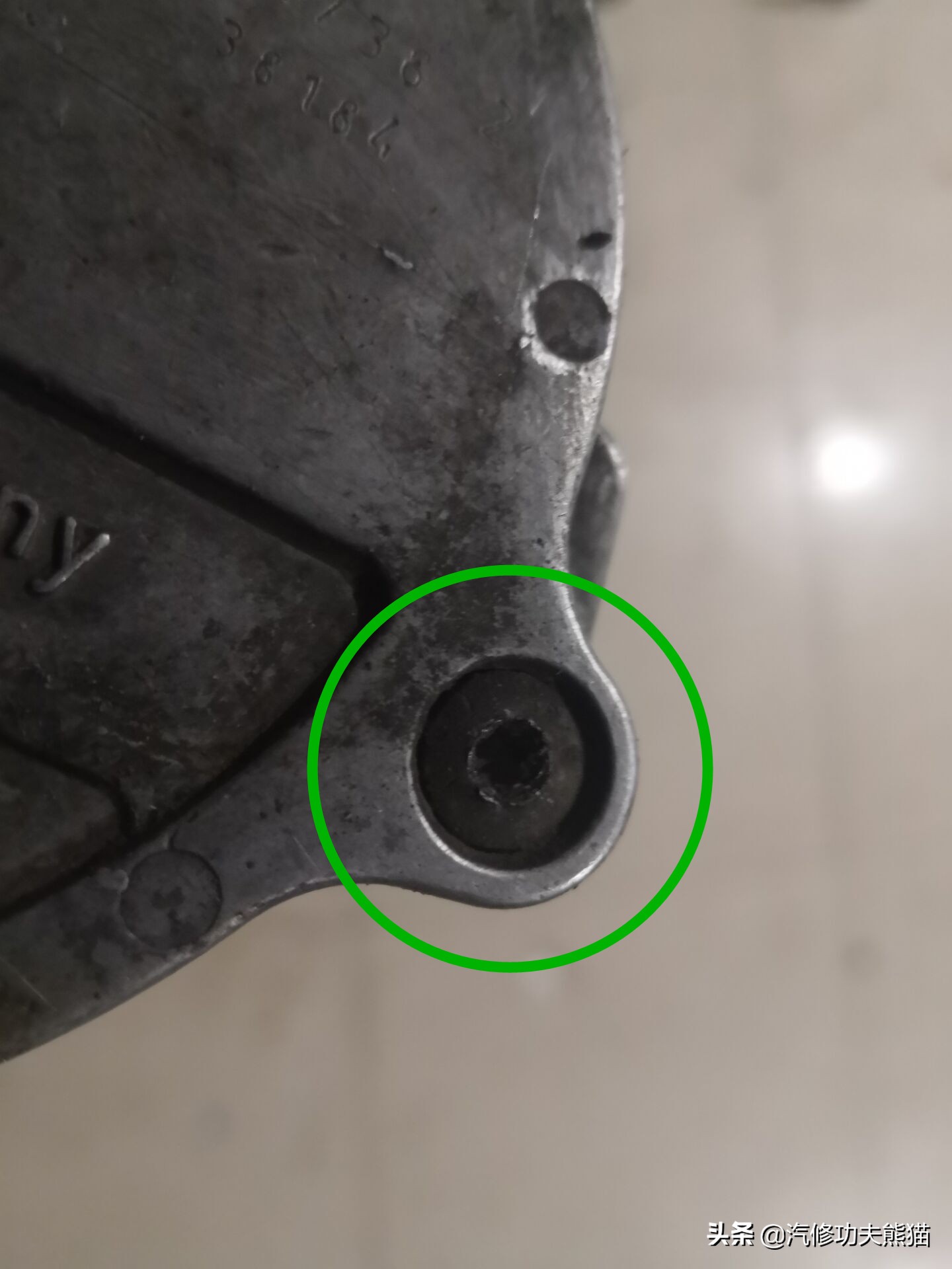 16款奥迪a6l2.5自吸发动机漏油,奥迪a6l2.4免拆烧机油处理靠谱吗