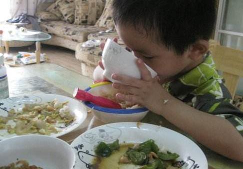 4岁宝宝耳朵里长个疙瘩,4岁男孩耳朵上长了个小孔