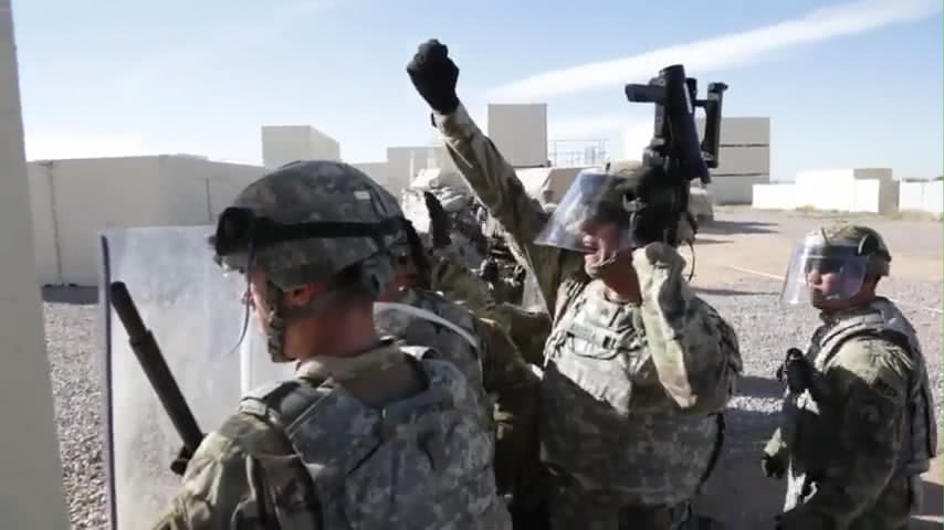 移民千万不要冲动！美国士兵手持*器武**和防暴装备，敢冲我就会动手