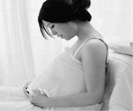 胎儿停止发育了孕妇有什么反应,早孕反应和胎儿发育有什么关系吗