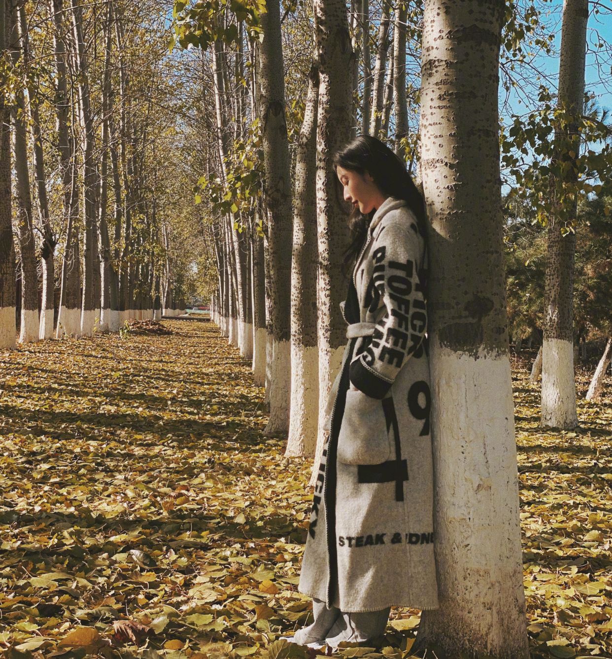 张俪穿西装外套内搭衬衫贝雷帽,张俪穿一身黑色look帅气洒脱