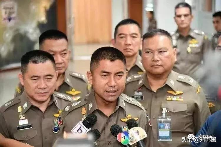 *弹子**警告!素拉切的车,在路边被枪手打成了马蜂窝……