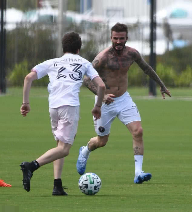 贝克汉姆抗击疫情,贝克汉姆夫妇染新冠病毒