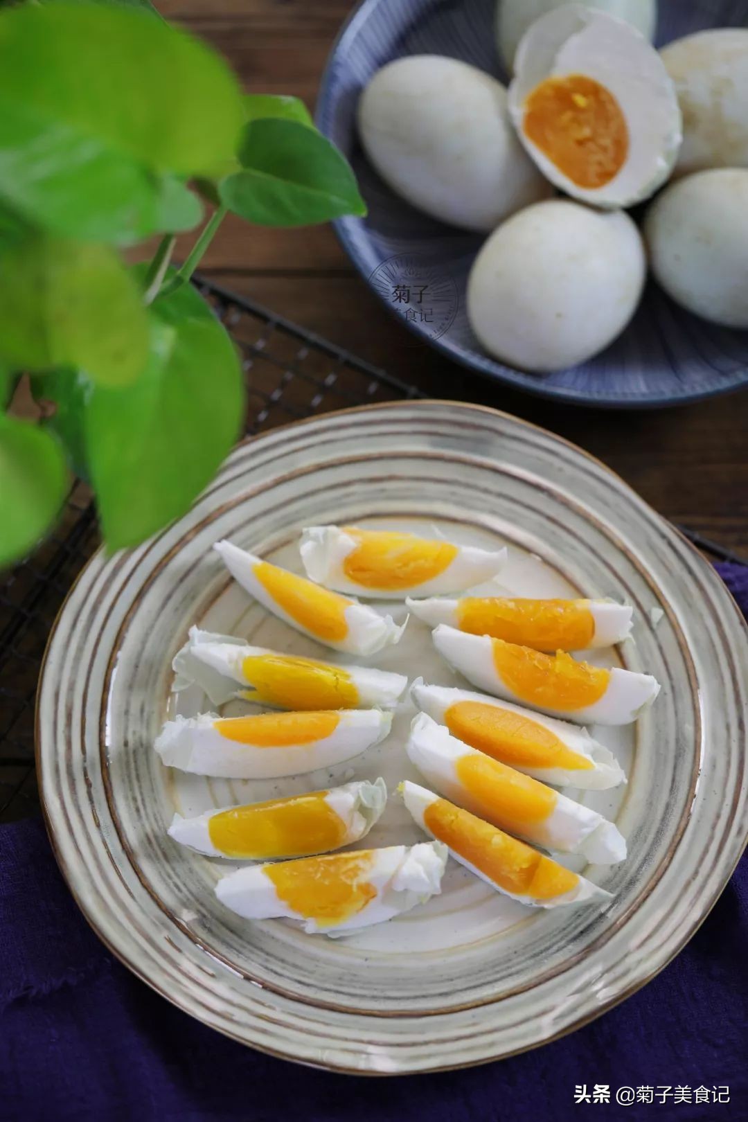 家庭版腌制咸鸭蛋的做法,家庭咸鸭蛋好吃的腌制方法