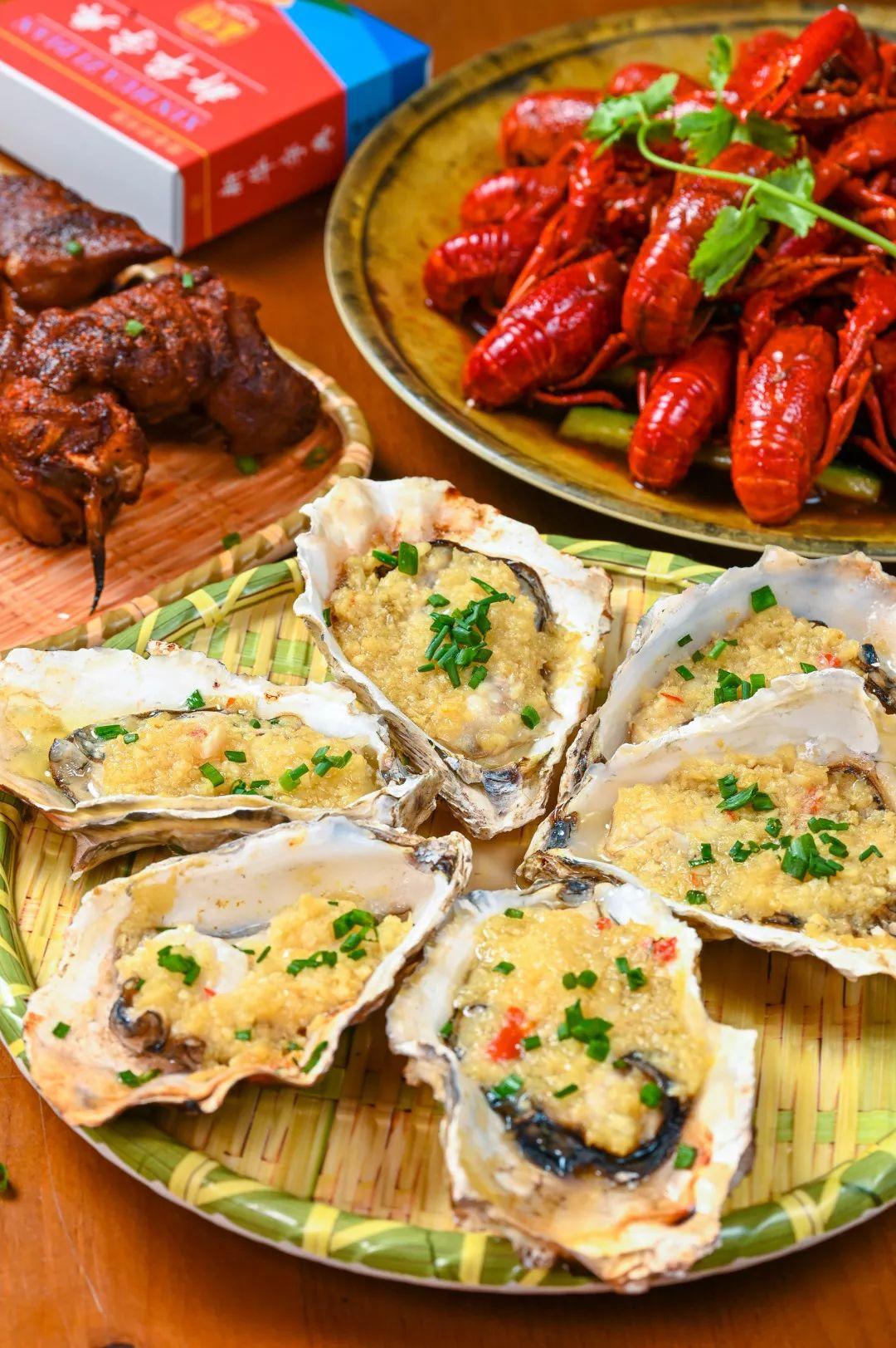 人气爆红的烧烤场，藏在了650㎡的校园课室里