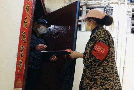 社区网格员疫情期间上门服务,桂花社区专职网格员